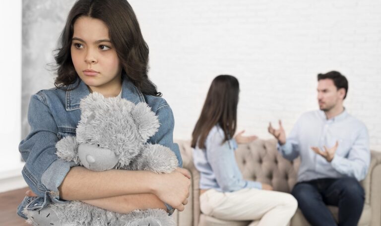 Smutne dziecko podczas kłótni rodziców