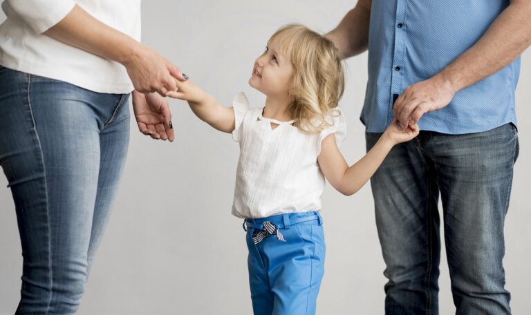 Dwoje rodziców z dzieckiem